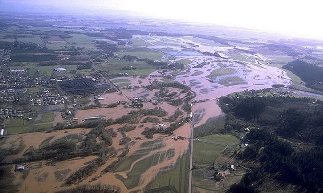 Aerial photo of the Willamette River flood of 1996. 